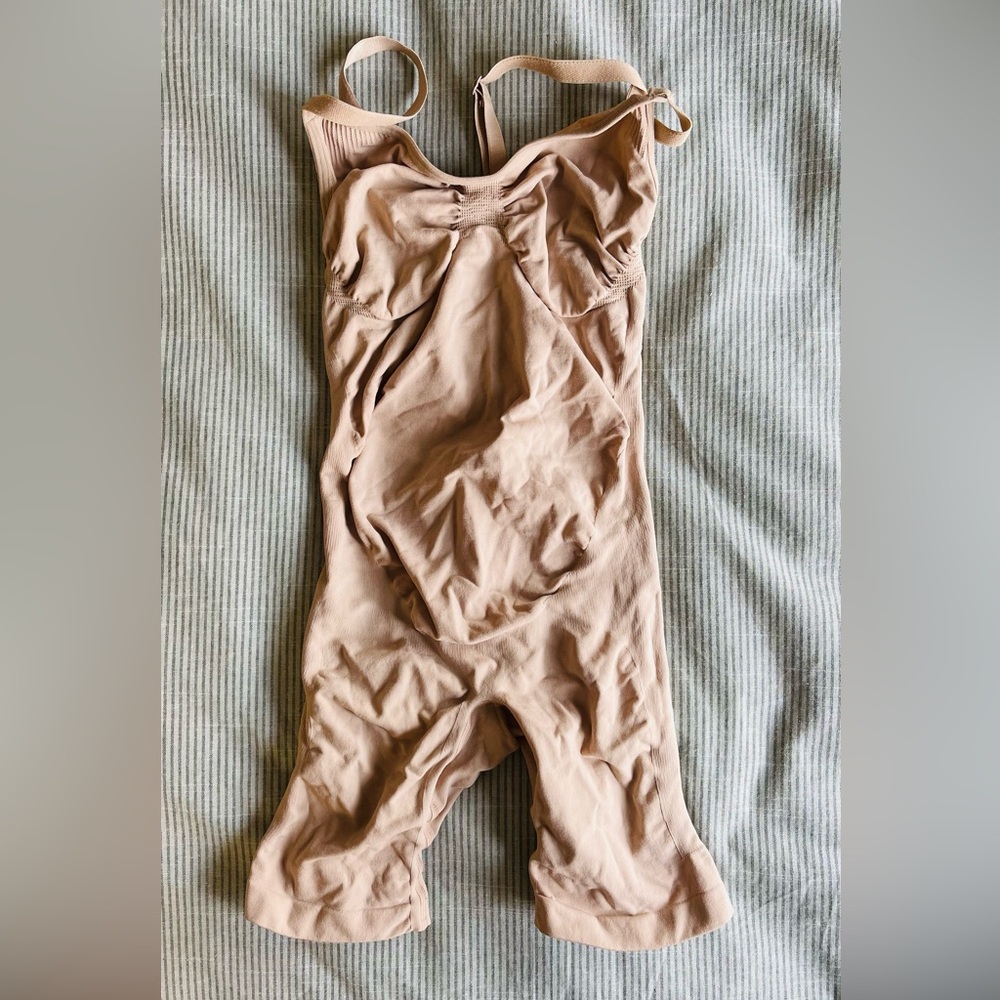 BNWOT Skims maternity mid thigh sculpting bodysuit